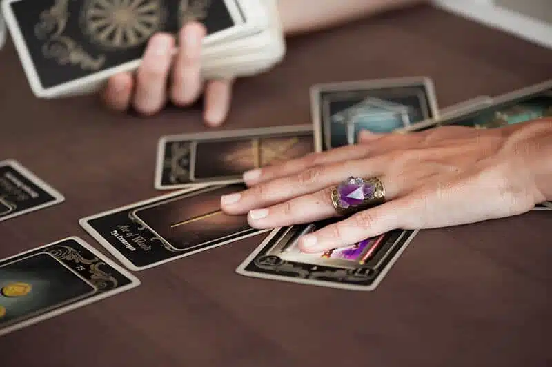 Establecer una conexión personal con tus cartas del Tarot