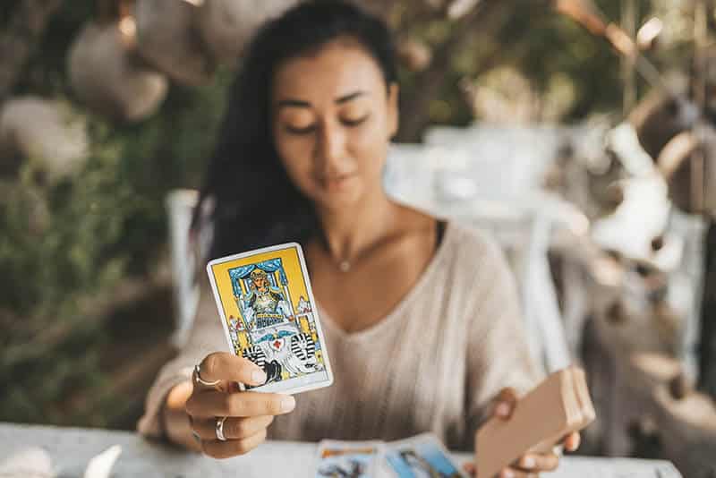 How to Build a Story When Reading Tarot Cards