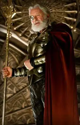Foto de Anthony Hopkins interpretando a Odín el Universo Cinematográfico Marvel.