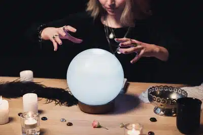 El Arte de Mirar a los Cristales: Guía de iniciación a la adivinación con bolas de cristal