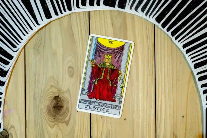 Temporada de Libra: Temporada de la Carta del Tarot de la Justicia